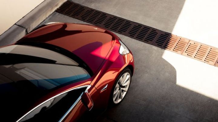 İlk dəfə elektrikli avtomobil benzin avtomobili keçərək satışlarda 1-ci yeri tutub