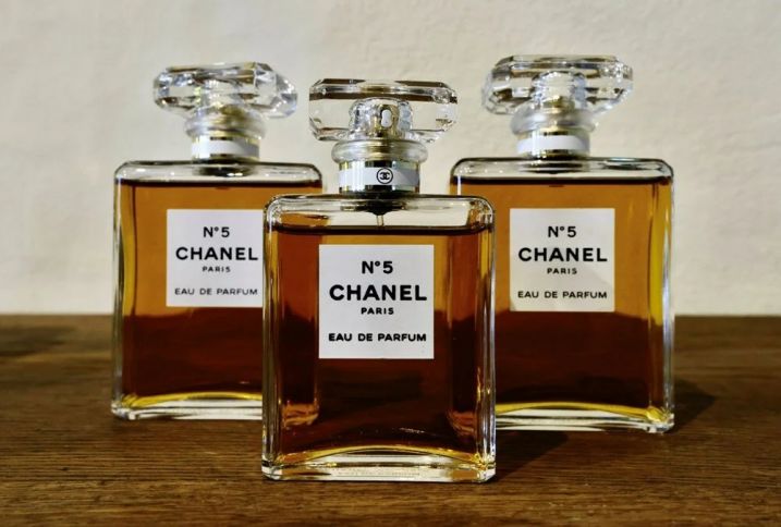 Chanel narahatdır - İKONİK ƏTİRİ ÜÇÜN SATIN ALDI