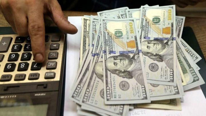 Əhalinin dollardakı əmanətləri azalmaqda davam edir