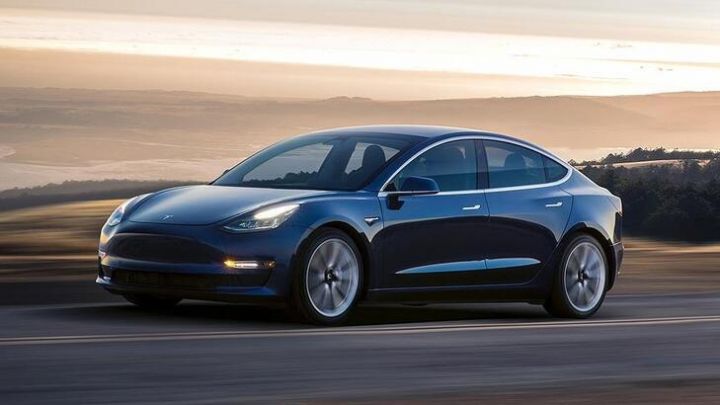 Tesla vasitələrini geri çağırır