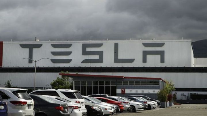 Tesla 817 min avtomobili geri çağırır