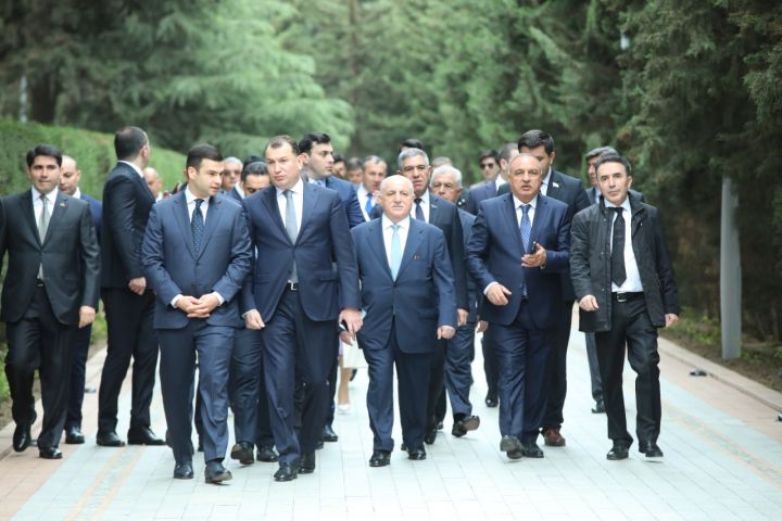Sahibkarlar Fəxri Xiyabanı və Şəhidlər Xiyabanını ziyarət ediblər