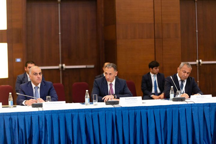 Nazir avtomobil nəqliyyatı və logistika şirkətlərinin nümayəndələri ilə görüşdü