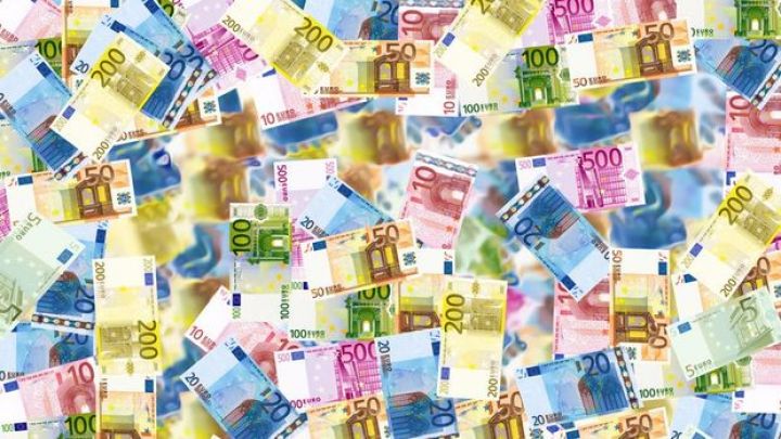 Avro dollar qarşısında 20 ilin ən aşağı səviyyəsinə düşdü