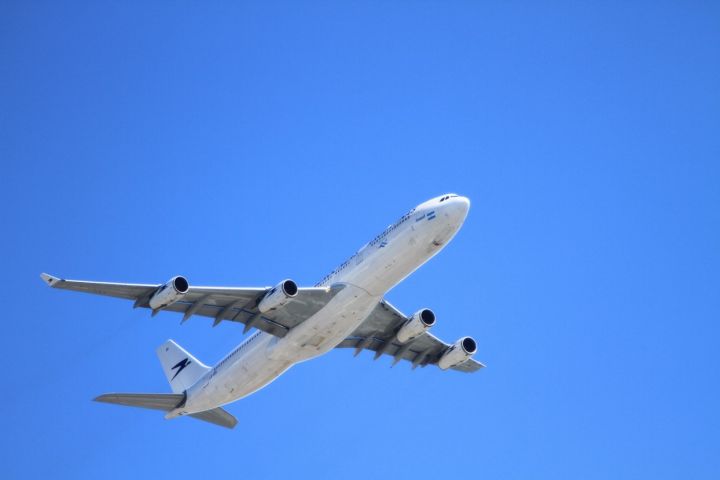 İri aviaşirkət işçi çatışmazlığı səbəbindən 10 mindən çox uçuşu ləğv etdi