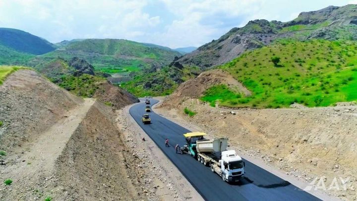 Laçın şəhərinə daxil olmadan yeni avtomobil yolunun asfaltlanmasına başlanılıb