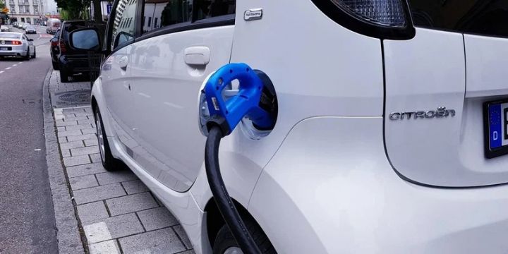 Çinin "yaşıl" avtomobil satışları 110% artıb