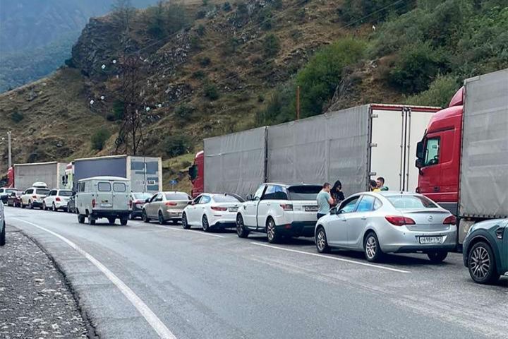 Rusiya-Gürcüstan sərhədində 5500-dən çox nəqliyyat vasitəsi növbə gözləyir