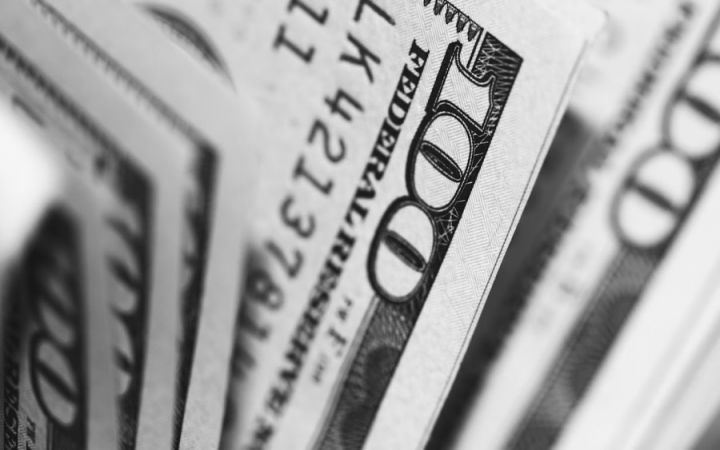 Forbes dollar dövrünün bitməsinin əlamətlərini sadalayıb