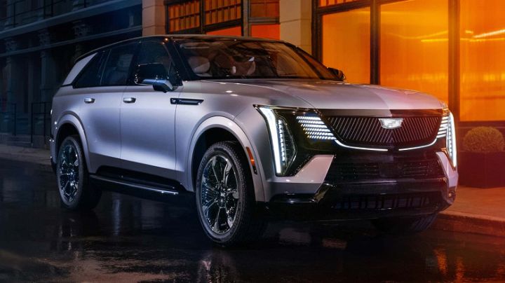 Nəhəng Cadillac təqdim edildi: 5,7 metr, 760 at gücü, 55 düymlük ekran...
