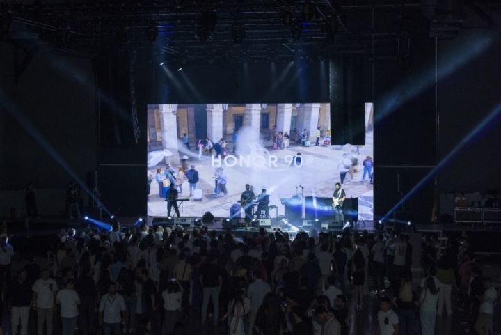 Bakıda 200 meqapikselli “HONOR 90” smartfonunun musiqili təqdimatı baş tutub