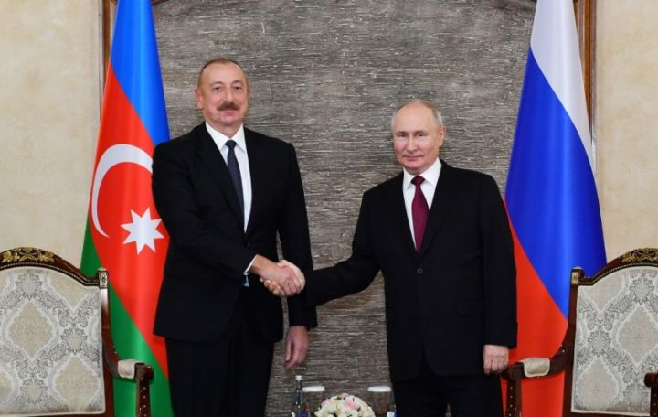 Əliyevin və Putin görüşü - "Həssas məsələlər üzrə danışaq"