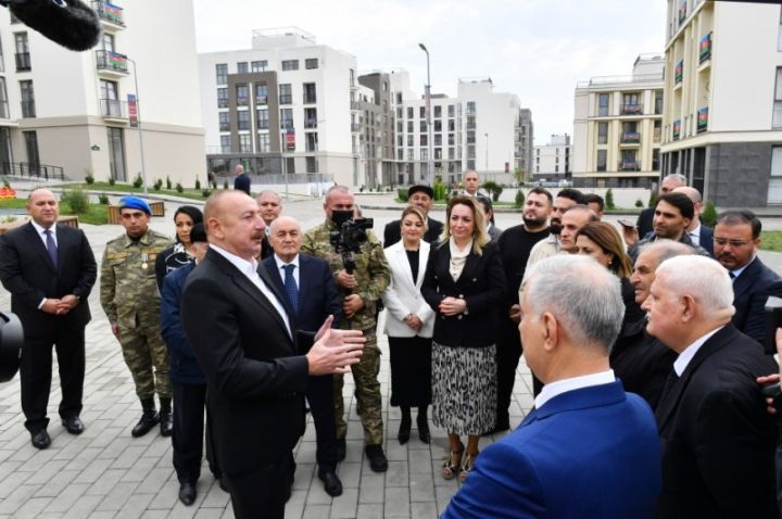 İlham Əliyev Füzuli şəhərinə köçmüş sakinlər ilə görüşüb