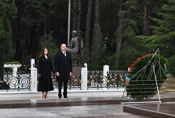 İlham Əliyev və Mehriban Əliyeva Ümummilli Lider Heydər Əliyevin məzarını ziyarət edib