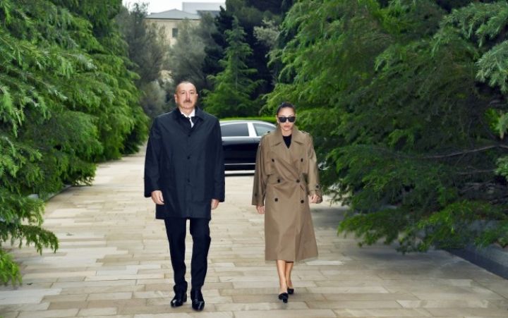 Prezident və birinci xanım Heydər Əliyevin məzarını və Şəhidlər xiyabanını ziyarət edib