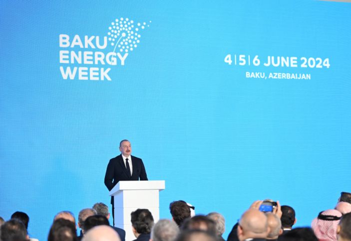 Prezident sərgilərin açılış mərasimində iştirak edib
