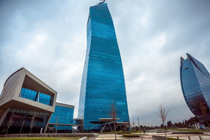 SOCAR-ın gəliri azalıb, xalis mənfəəti 4,5 dəfə düşüb
