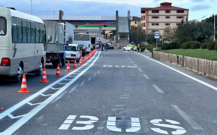 AYNA: Taksilərin avtobus zolağına daxil olmasına icazə verilməsi məsələsinə baxmağa başlayırıq