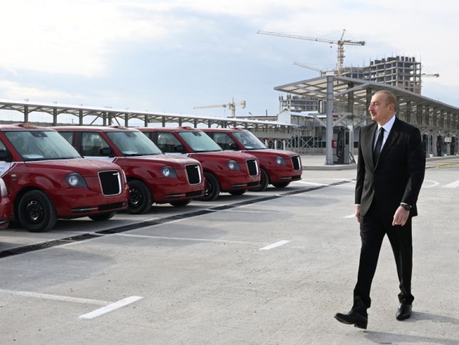 İlham Əliyevə “BYD” markalı avtobus və “TX5” markalı taksilər təqdim edildi - FOTO
