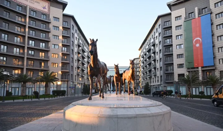 Prezident İlham Əliyev “Bakı Ağ Şəhər”də həyata keçirilən işlər ilə tanış olub - FOTOLAR