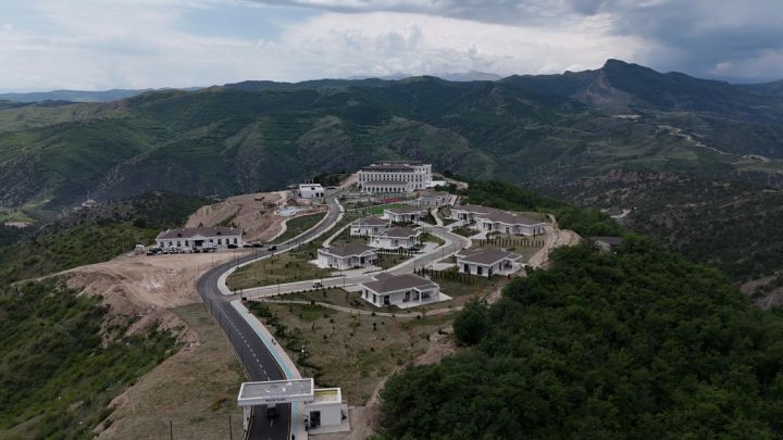 Azərbaycanda dağ zirvəsində yerləşən istirahət kompleksi açılıb - hotel, kotteclər, restoran və kafelər...