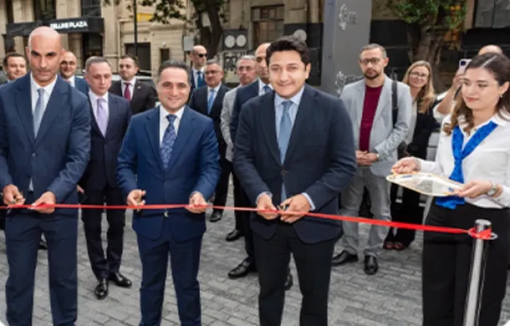 İnvestisiya şirkətinin və Bankın, daxilində kitab mağazası olan filialı açılıb