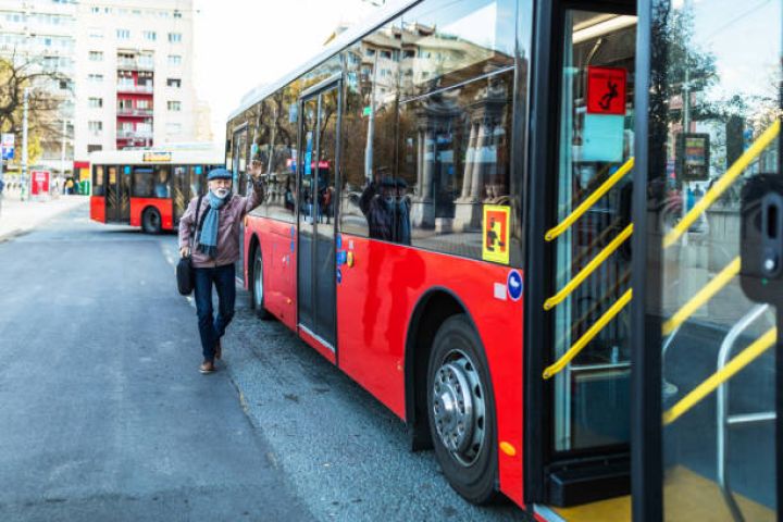 Bakıda avtobuslarda təqaüdçü və tələbələrə güzəştli gediş haqqının tətbiqinə baxıla bilər