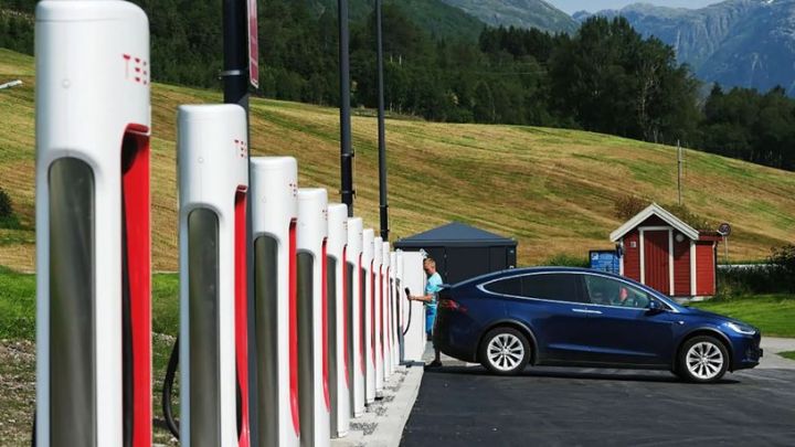 Norveç elektriklə işləyən avtomobillərə tam keçid edən ilk ölkə olmağa hazırlaşır