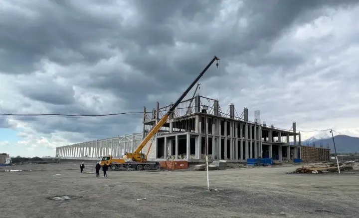Qəbələdə alkoqollu və alkoqolsuz içkilər zavodu tikilir - Nazir işlərinin mövcud vəziyyəti ilə tanış olub