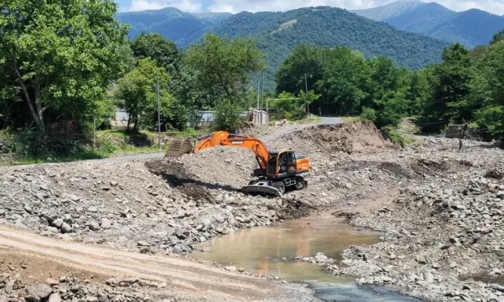 Ağır texnikalar dağ çaylarına cəlb edilib