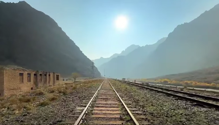 Azərbaycanın əsas hissəsindən Naxçıvana çıxışı təmin edəcək dəmir yolu xəttinin yenidən qurulması davam edir