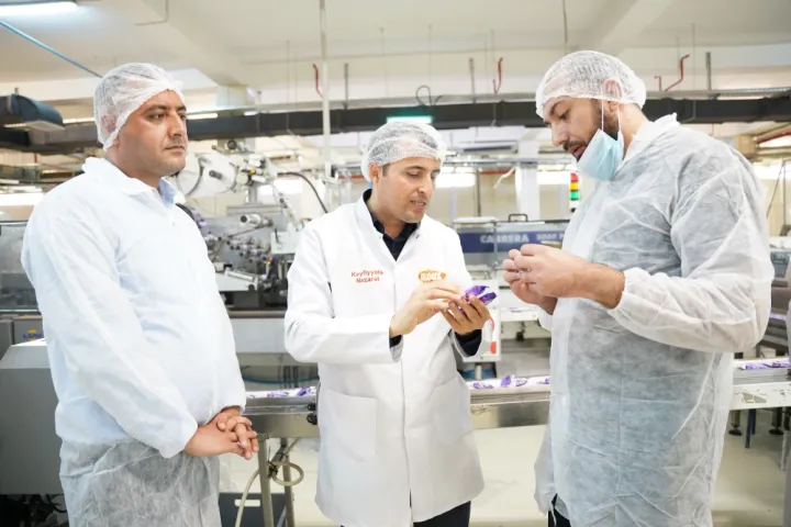 Media nümayəndələri “Made in Azerbaijan” brendini dünyaya tanıdan “Ulduz” fabriki ilə tanış olublar