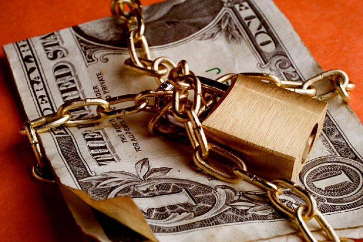 Dolların rəsmi məzənnəsi 1,70 manat səviyyəsində qalır