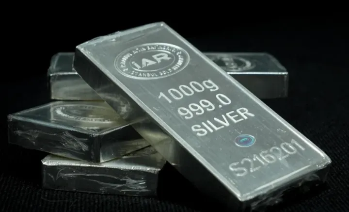 Bazar iştirakçıları gümüş alırlar - Qiyməti tarixdə ilk dəfə 90 dolları ötüb